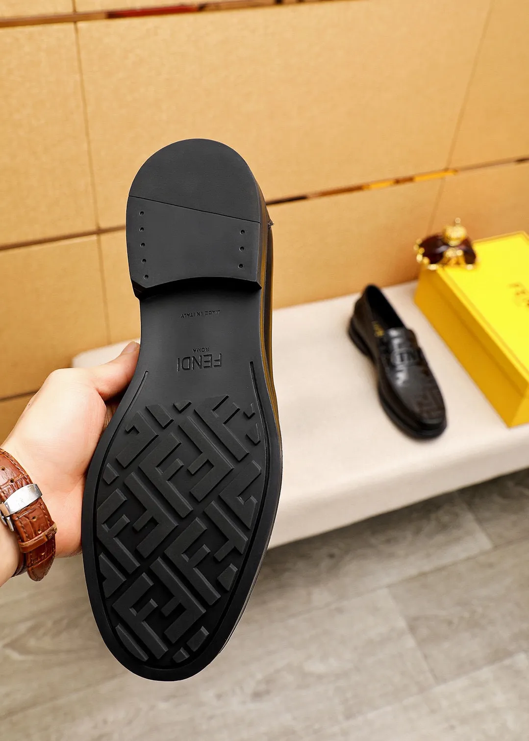 Men's shoes 💰460 💐 Product trademark: FENDI [Fendi] casual leather shoes Regular size: 38-44 (45🉑️customized) Product materials: Selected imported first-layer open-edge beaded cowhide leather upper + luxury hardware buckle, imported cowhide lining. Strong three-dimensional visual effect, rubber outsole Color: 1⃣️color optional